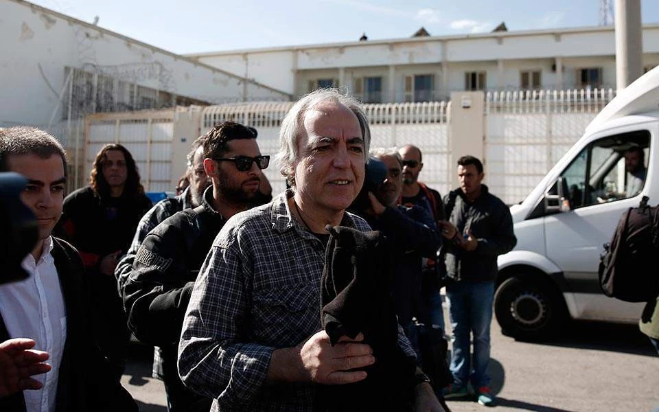Οι παλλινωδίες της Κυβέρνησης πληρώνονται – Βρετανική δυσαρέσκεια για την άδεια Κουφοντίνα: «Προσβολή στη μνήμη των θυμάτων»